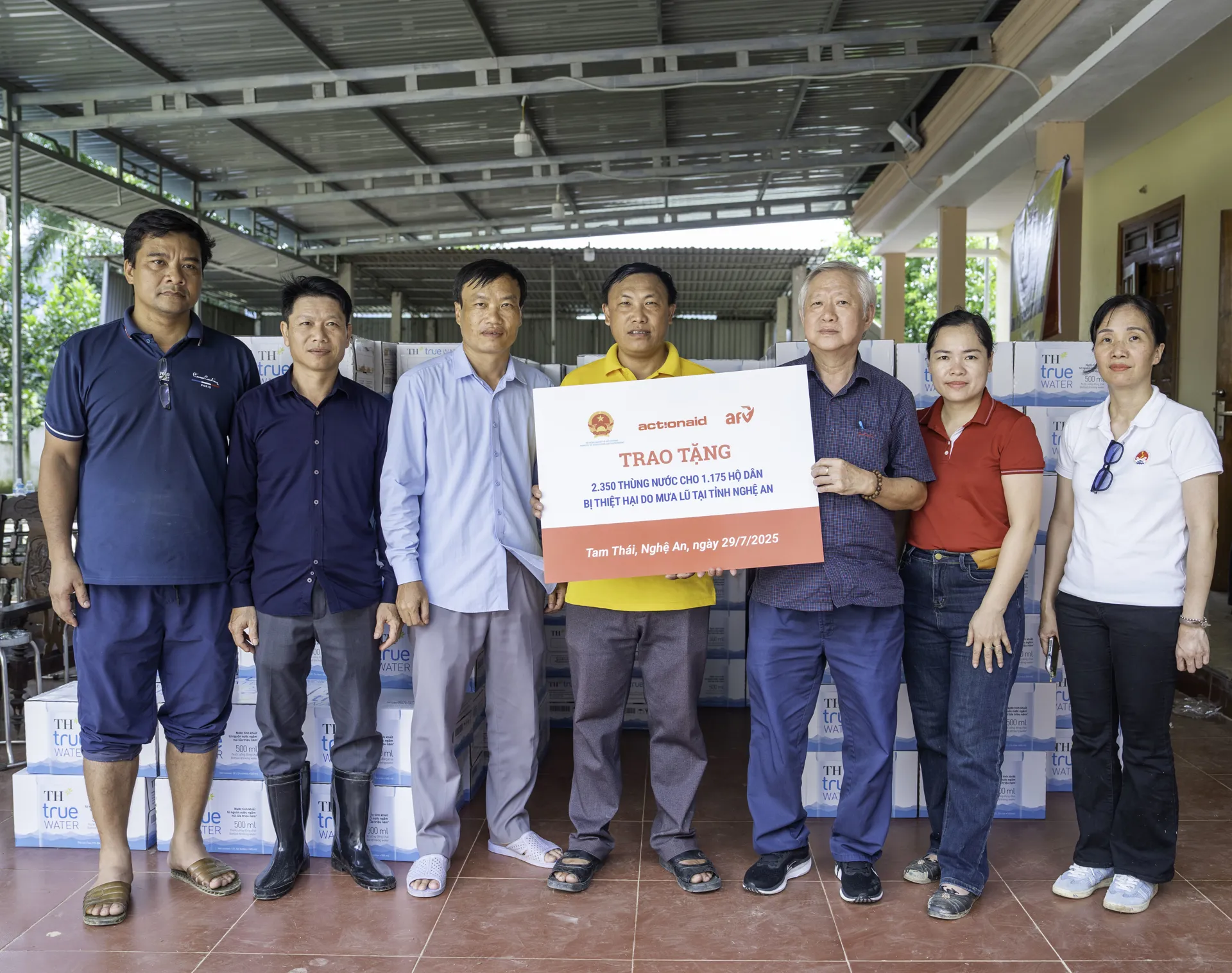 Kịp thời đưa nước sạch đến cho người dân trong vùng bị ảnh hưởng bởi thiên tai tại xã Tam Thái, tỉnh Nghệ An